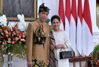 Selanjutnya, presiden Joko Widodo juga pernah tampil mengenakan pakaian adat sasak milik masyarakat Nusa Tenggara Barat (NTB)
