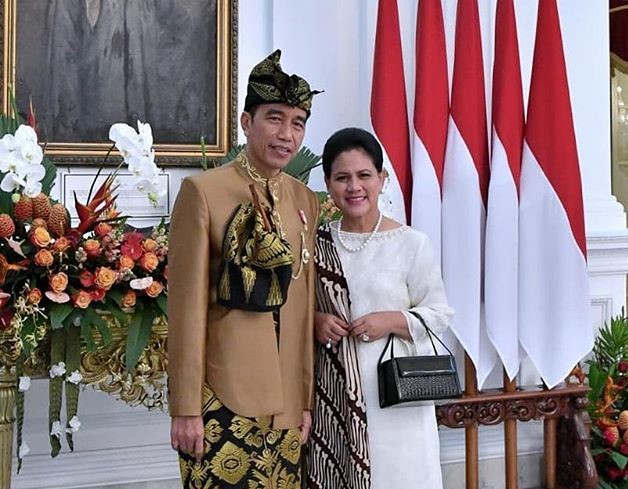 Selanjutnya, presiden Joko Widodo juga pernah tampil mengenakan pakaian adat sasak milik masyarakat Nusa Tenggara Barat (NTB)