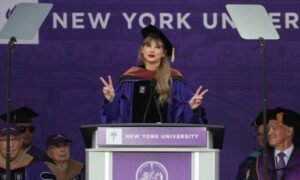 Baru-baru ini, media ramai memperbincangkan Taylor Swift, seorang musisi sekaligus penulis lagu ternama yang mendapatkan gelar doktor kehormatan