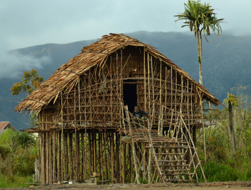 Fakta Rumah Adat Kaki Seribu Papua Barat