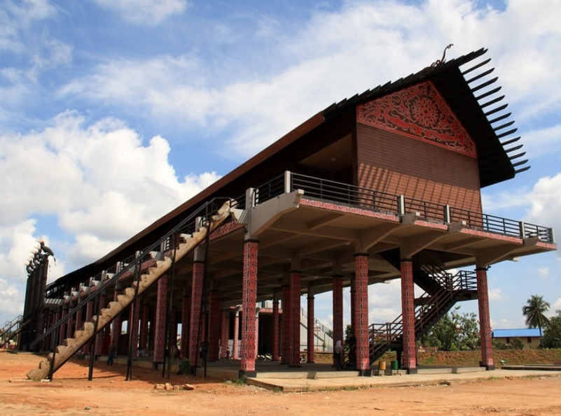 Rumah Adat Betang Kalimantan