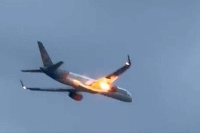 Boeing 757 Condor Mendarat Darurat di Italia