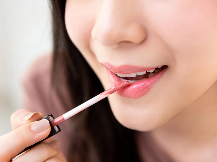 Tips atasi bibir kering pecah-pecah pakai lipstik matte