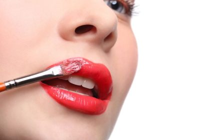 Tips atasi bibir kering pecah-pecah pakai lipstik matte