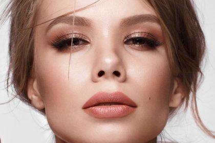 Cara Ampuh Agar Lipstik Tidak Menempel di Gigi Sepanjang Hari