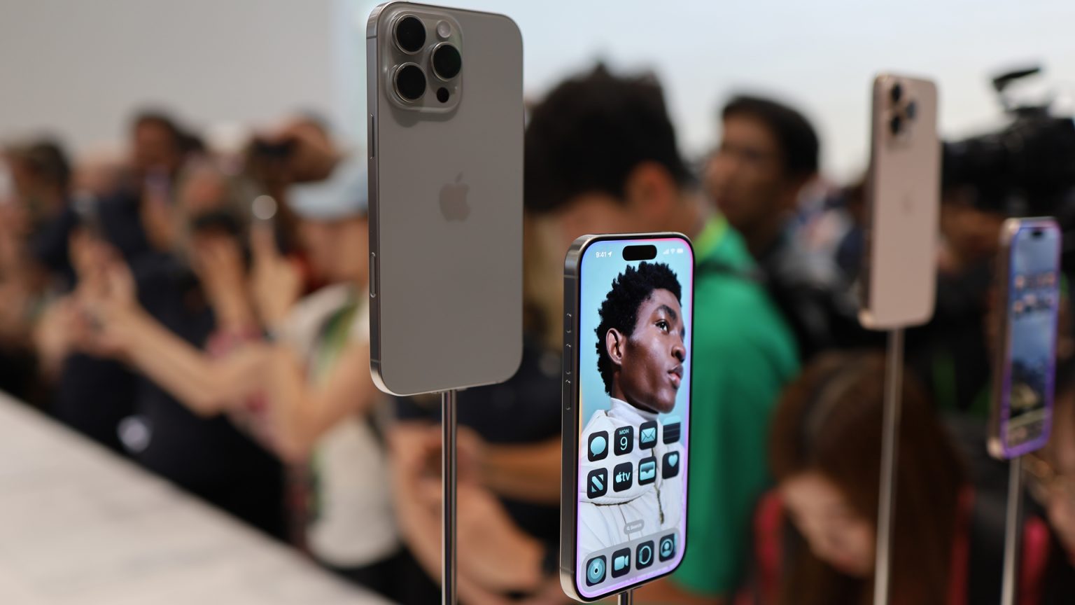 Beli iPhone Sekarang atau Tunggu iPhone 17