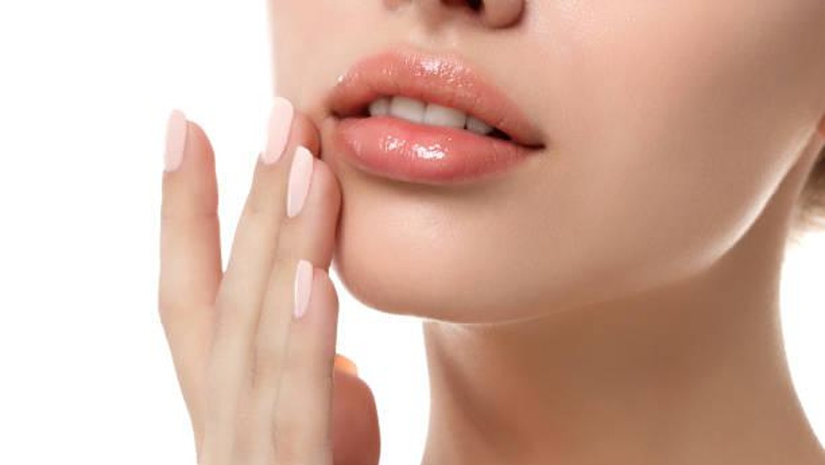 Cara Membuat Lipstik Awet dengan Urutan Makeup yang Benar