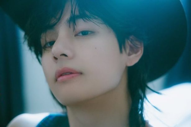 V BTS Dinobatkan sebagai Pria Tertampan di Dunia