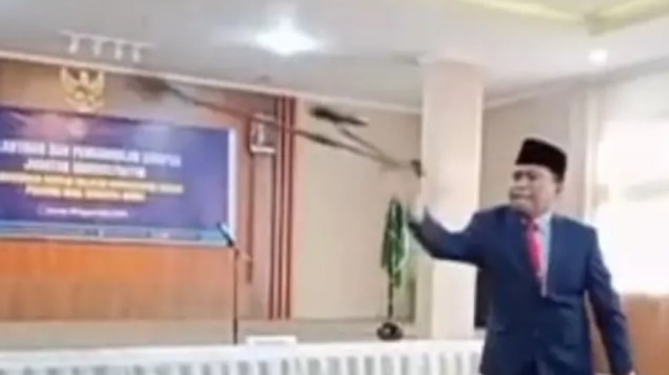 Zamroni Aziz