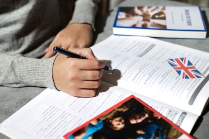 Bahasa Inggris Akan Jadi Pelajaran Wajib Mulai Kelas 3 SD pada 2027