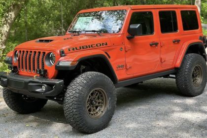 Jeep Rubicon Oranye di Mapolrestabes Makassar