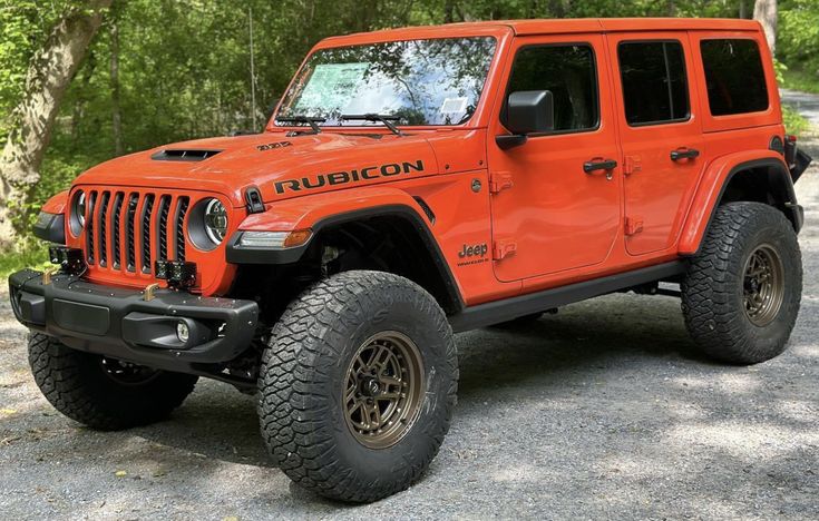 Jeep Rubicon Oranye di Mapolrestabes Makassar