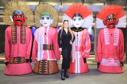Mariah Carey Disambut Ondel-Ondel Saat Tiba di Jakarta