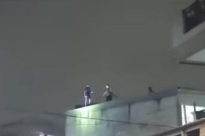 Viral Pria Naik ke Atap Diteriaki Maling di Ancol