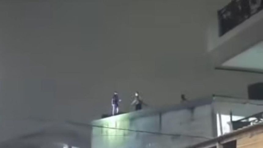 Viral Pria Naik ke Atap Diteriaki Maling di Ancol